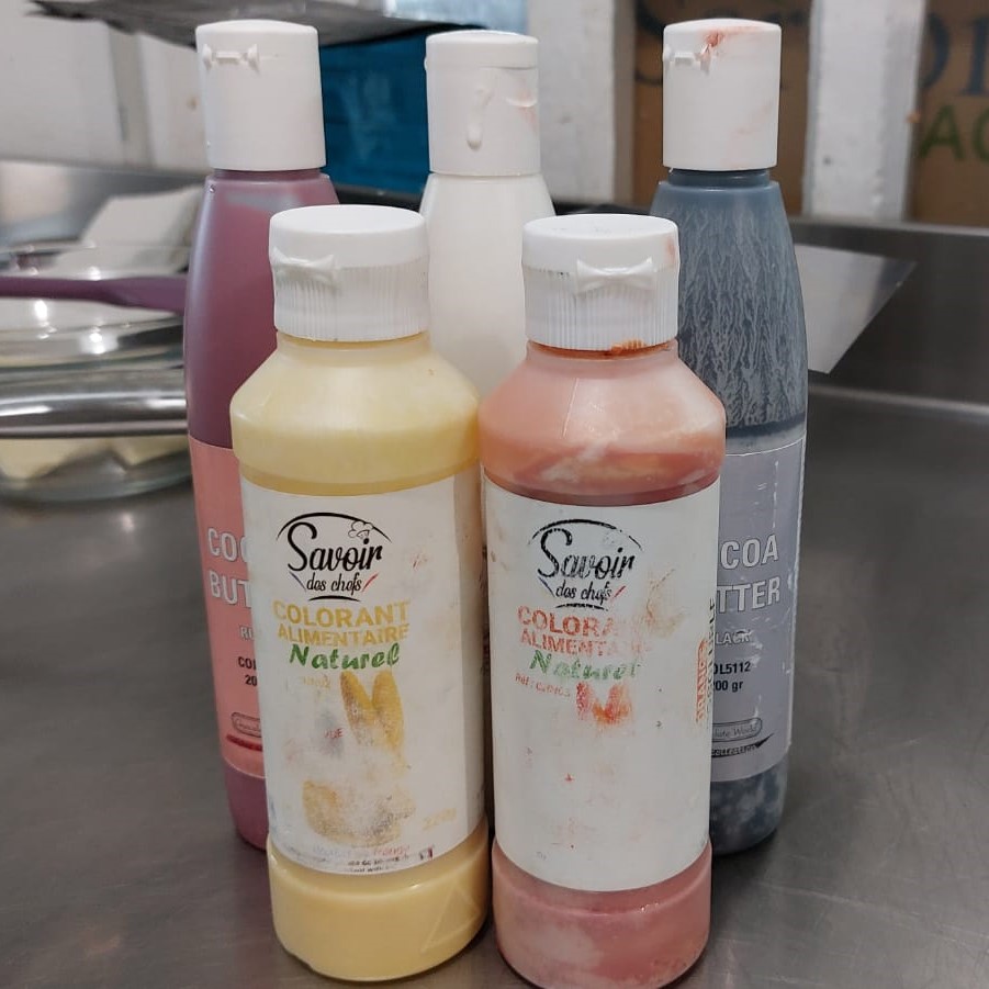 Botellas de manteca de cacao con colorantes naturales para decorar chocolate